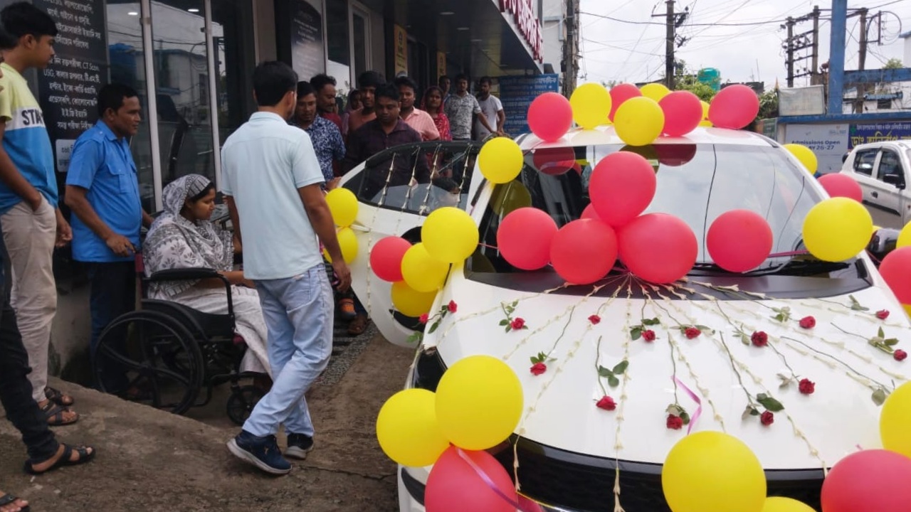 প্রথম কন্যা সন্তানের আগমনে ফুল-বেলুনে সাজানো গাড়িতে শোভাযাত্রা, আনন্দে মাতল গোটা পরিবার