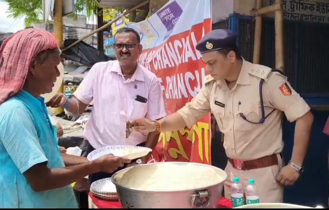 চাঁচলে রোটারি ক্লাবের ‘ওল্ড ক্লথ ব্যাংক’ উদ্বোধন, দুঃস্থদের পাশে থেকে মানবিক উদ্যোগ, পোশাক বিলি ও মধ্যাহ্নভোজ