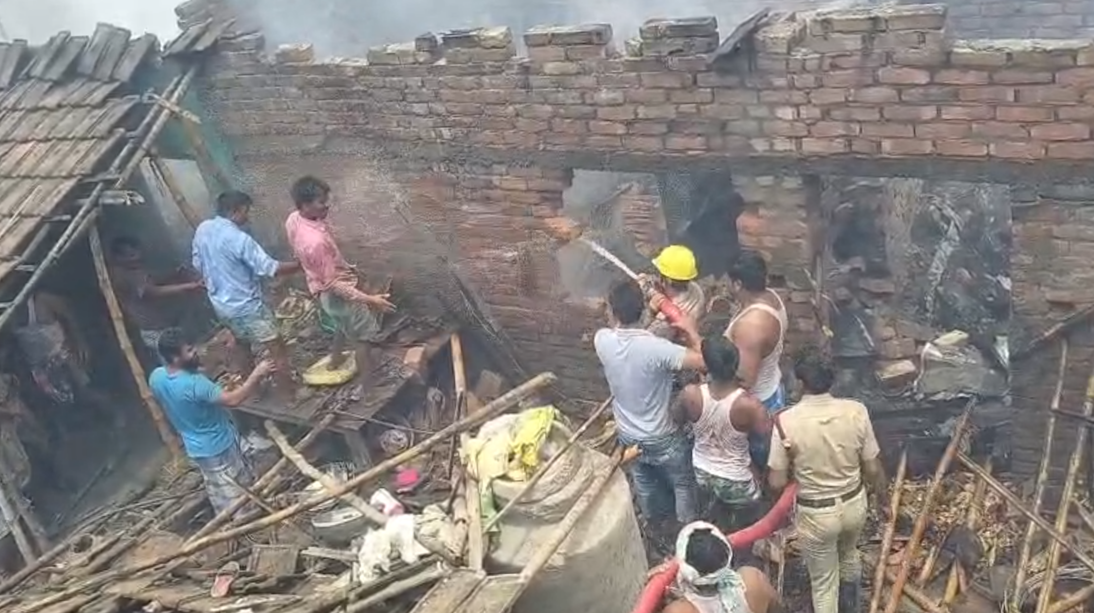 হরিশ্চন্দ্রপুরে ভয়াবহ অগ্নিকাণ্ড, পুড়ে ছাই ছয় ভাইয়ের বাড়ি