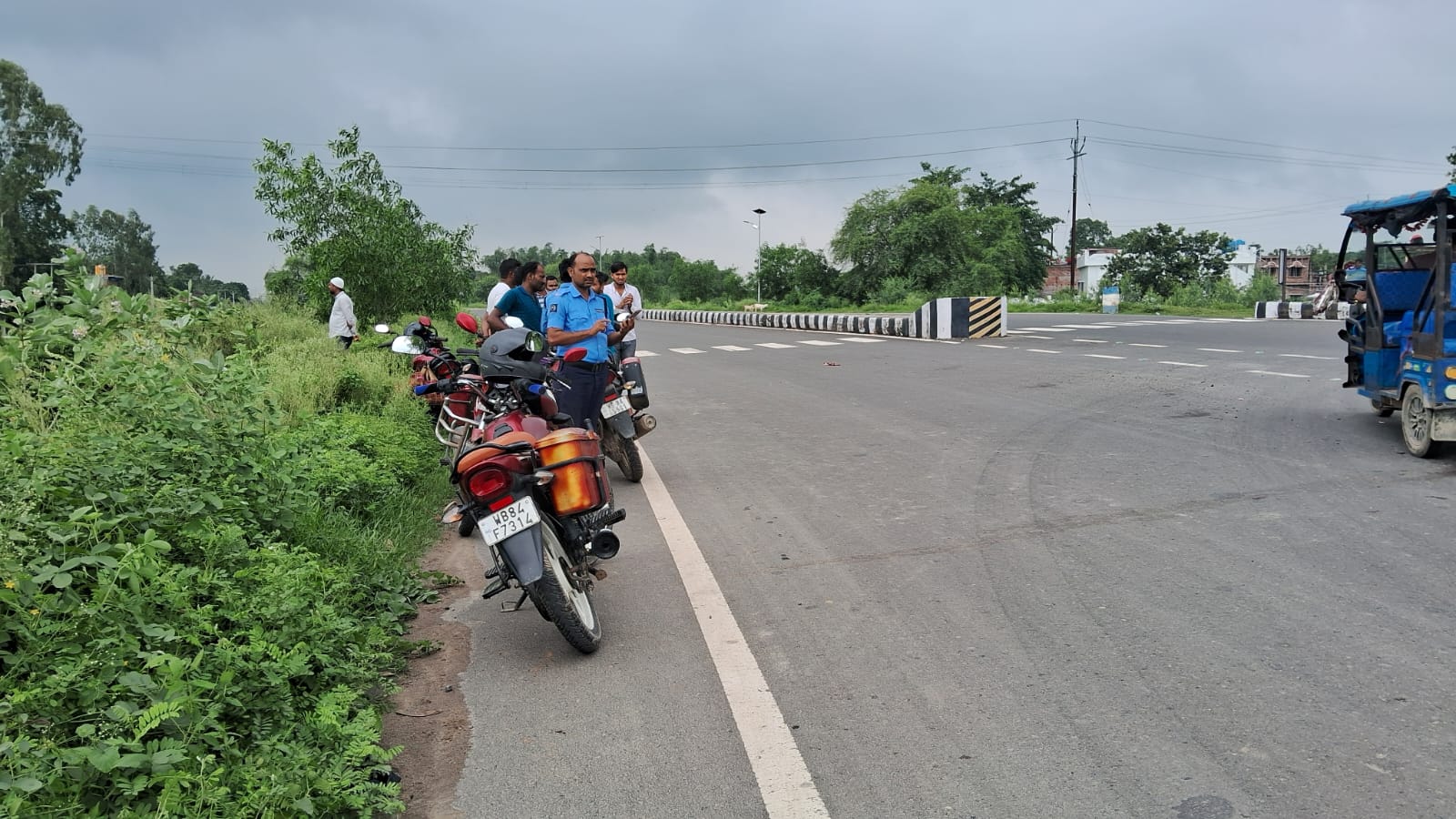 ট্রাকের ধাক্কায় মৃত্যু বাইক আরোহী বধূর, জখম স্বামী ও নয় বছরের মেয়ে