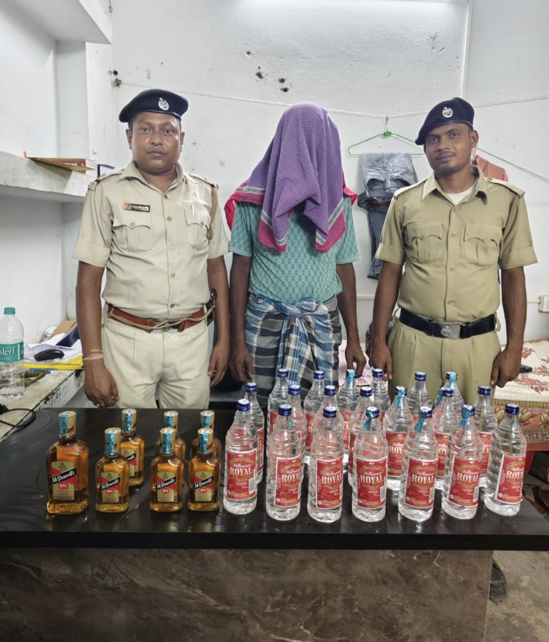 আমবাগানে রাতে মদের ঠেক, অভিযান চালিয়ে চাঁচলের কলিগ্রাম থেকে গ্রেফতার মদ বিক্রেতা, উদ্ধার মদ