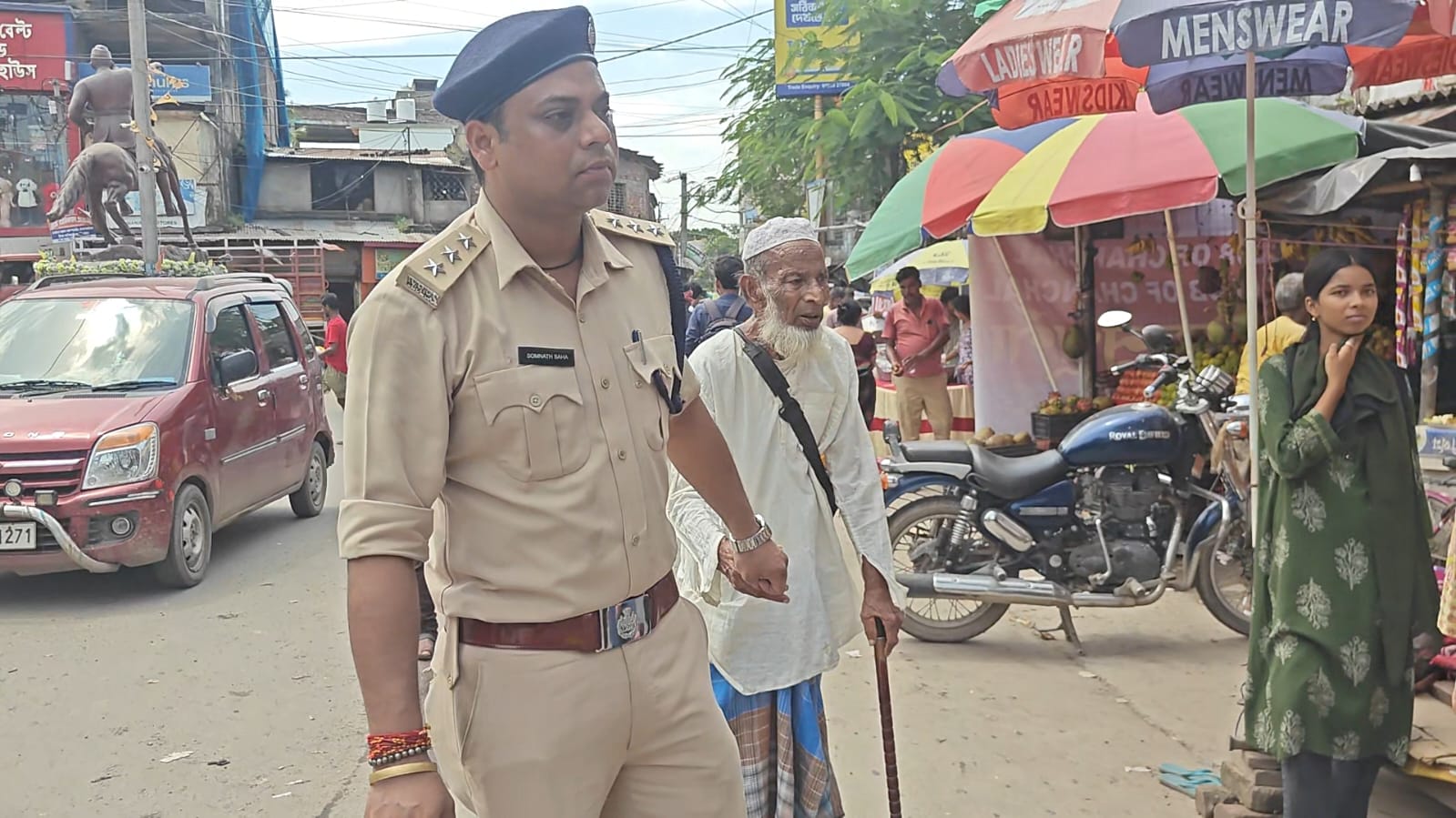 মানবিকতার নজির, বৃদ্ধকে দেখতে পেয়ে হাত ধরে নিয়ে গেলেন চাঁচলের এসডিপিও সোমনাথ সাহা, তুলে দিলেন পোশাক