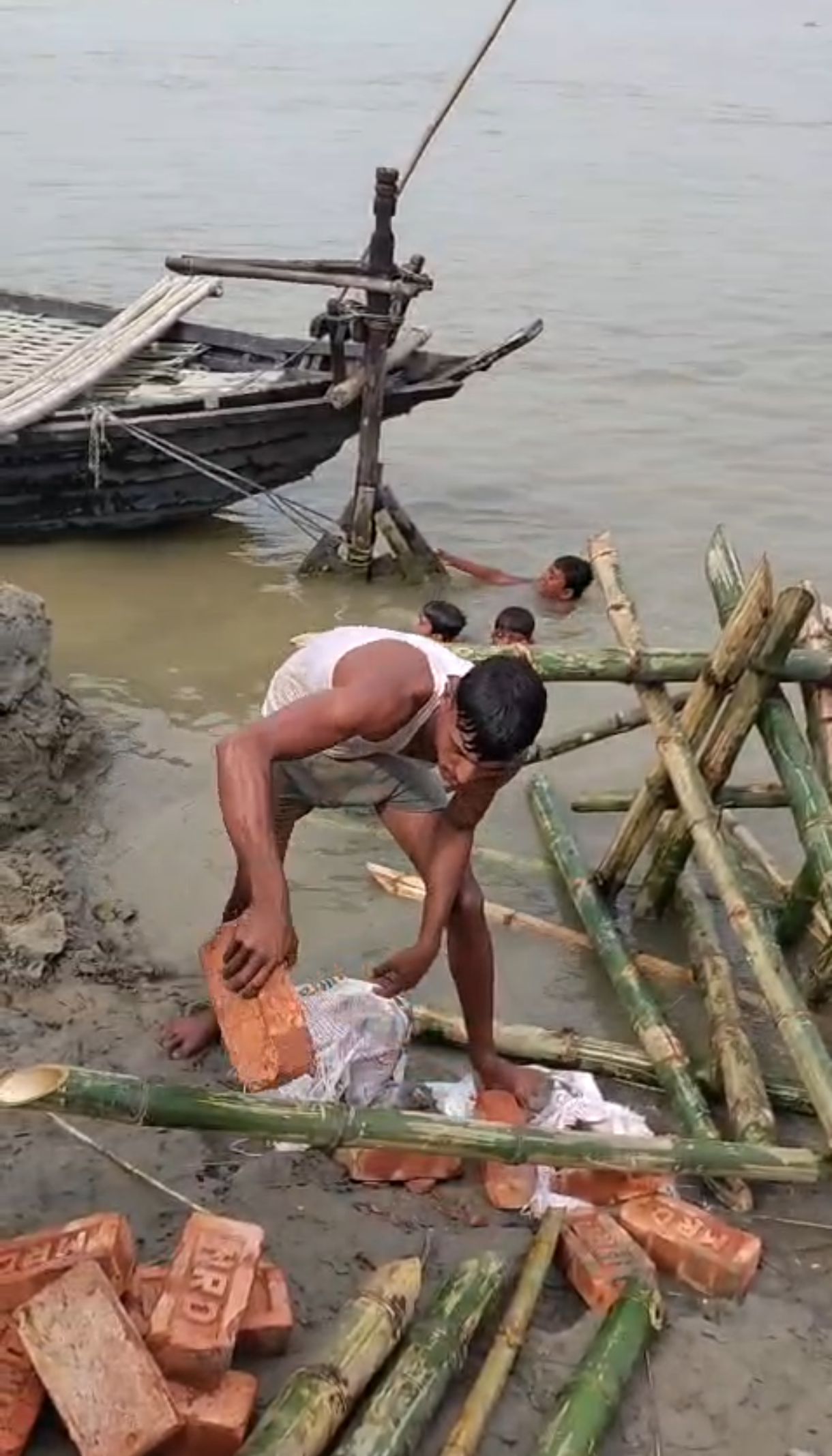 ফুলহারের ভাঙন রোধে অনিয়মের অভিযোগ, ক্ষোভে কাজ বন্ধ করলেন গ্রামবাসীরা, খোঁজ নেওয়ার আশ্বাস সেচ প্রতিমন্ত্রীর