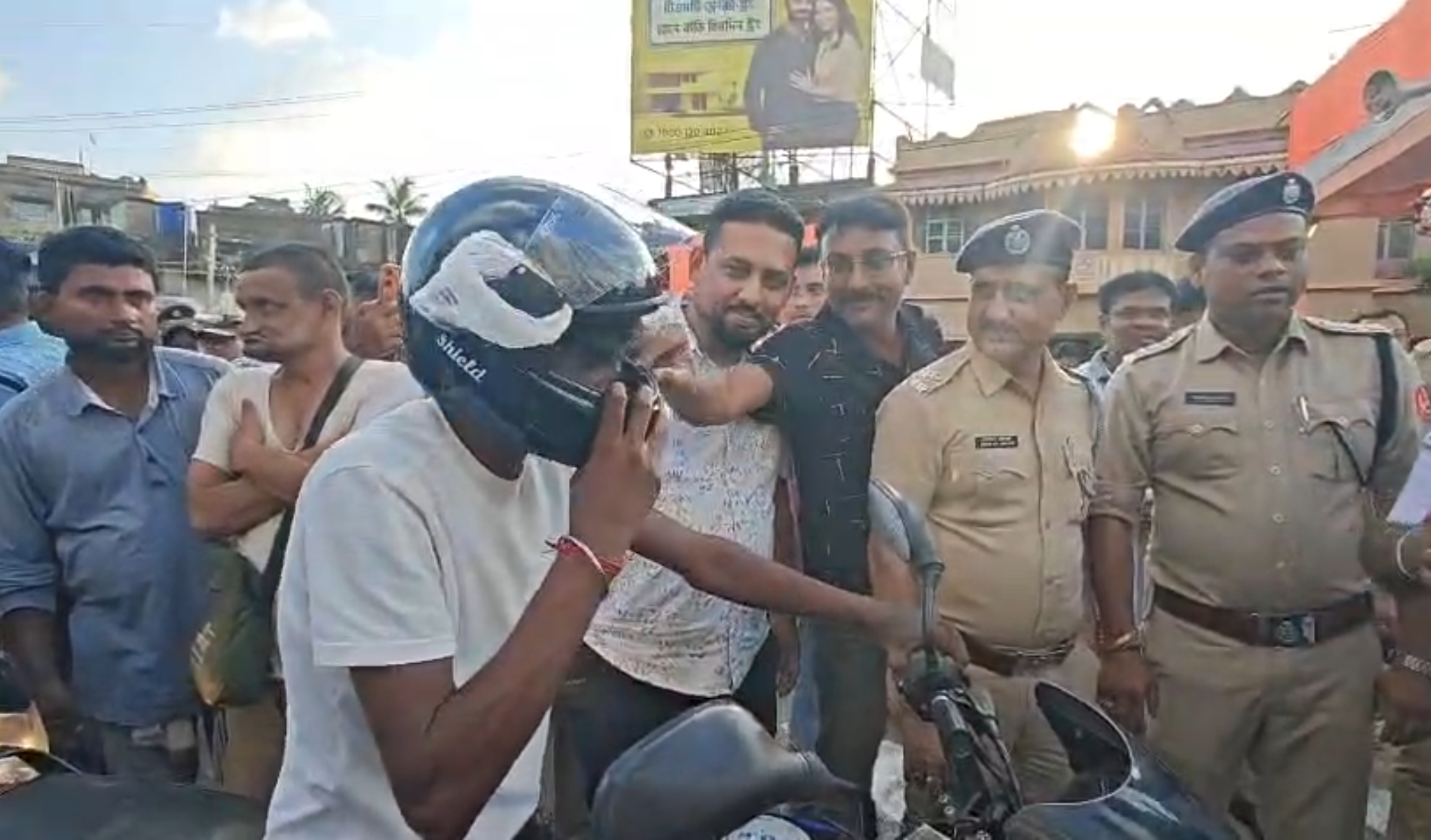 পথ নিরাপত্তা সপ্তাহে চাঁচলে সচেতনতা কর্মসূচি, হেলমেট বিতরণ