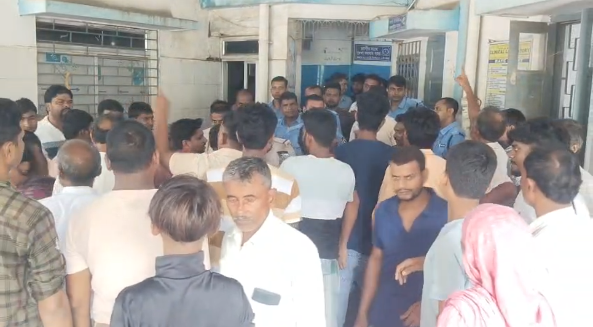 জীবিত’ রোগীকে মৃত ঘোষণার অভিযোগ! রতুয়া হাসপাতালে ধুন্ধুমার
