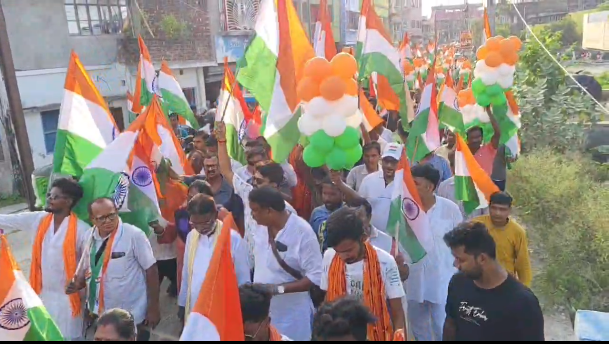 ৭০ ফুটের পতাকা হাতে চাঁচল কাঁপালো বিজেপির তিরঙ্গা যাত্রা
