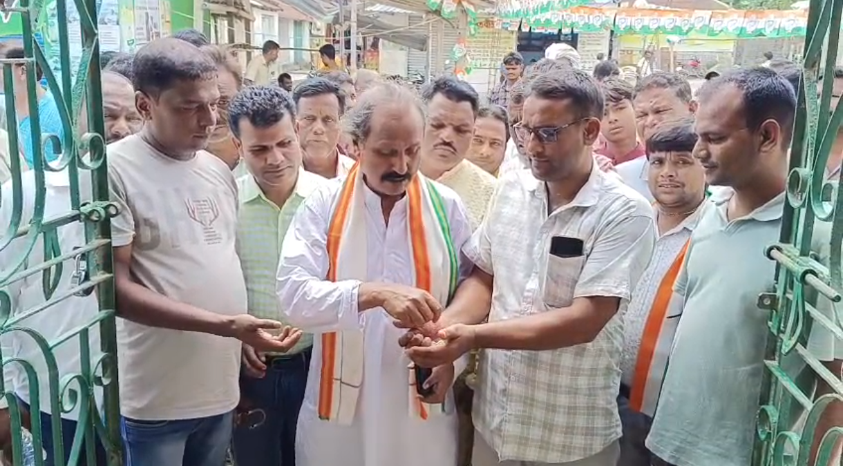 স্বাধীনতা দিবসে ‘দখলমুক্ত’ কংগ্রেসের কার্যালয়, তৃণমূল দখল করে রেখেছিল বলে অভিযোগ