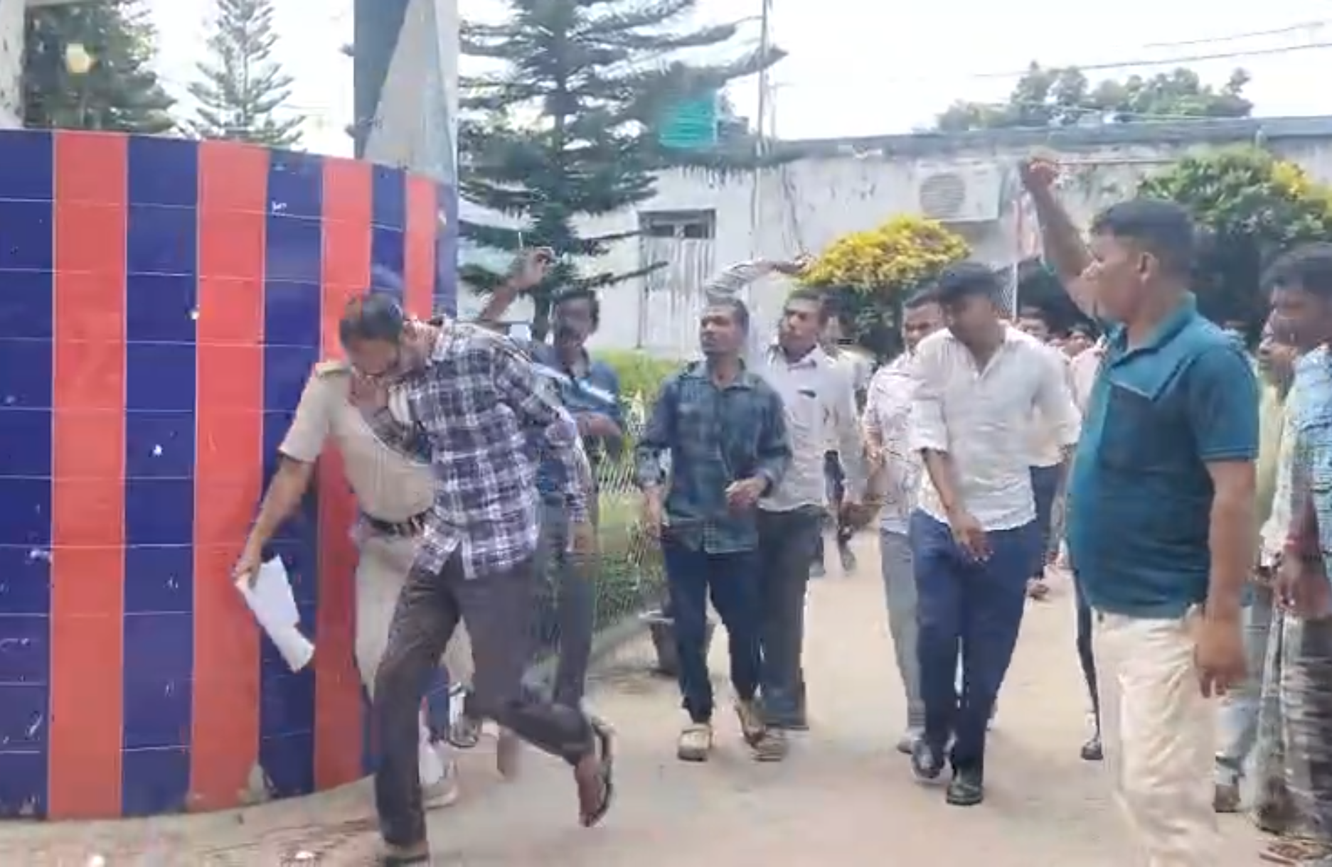তোলাবাজির অভিযোগে গ্রেপ্তার হয়েছিলেন তৃণমূলের প্রাক্তন প্রধান, হেফাজত শেষে আদালতে নিয়ে যাওয়ার সময় থানার বাইরে ‘ডিম থেরাপি’ বিজেপির