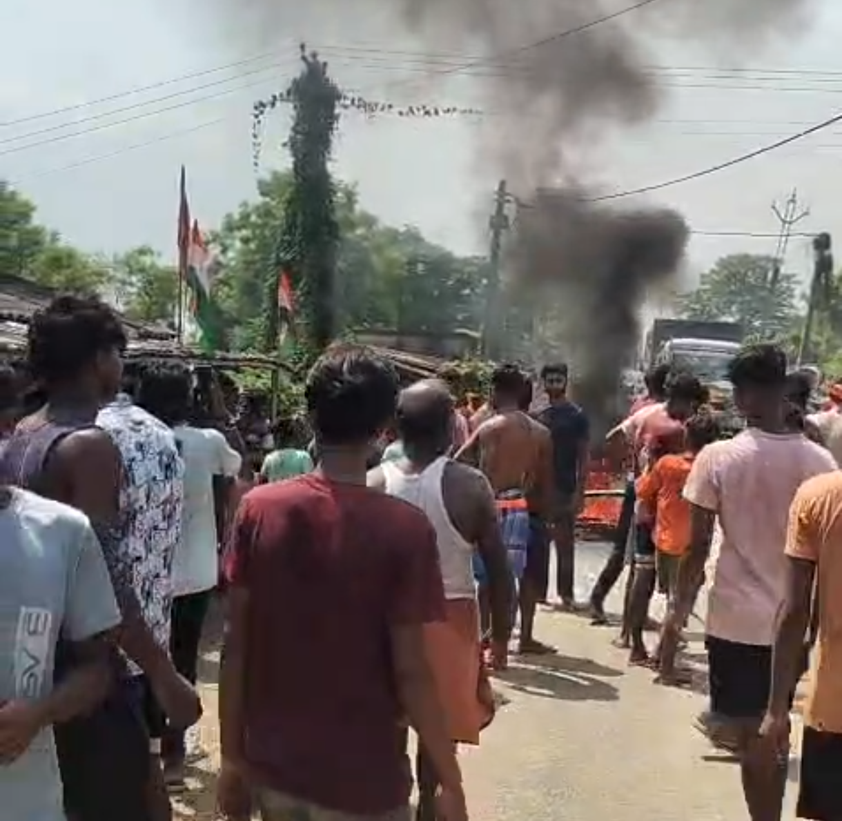 দৌলতনগরে দুই জায়ের উপর হামলা, হাঁসুয়ার কোপে মৃত্যু এক মহিলার, অভিযুক্তের গ্রেফতারের দাবিতে পথ অবরোধ