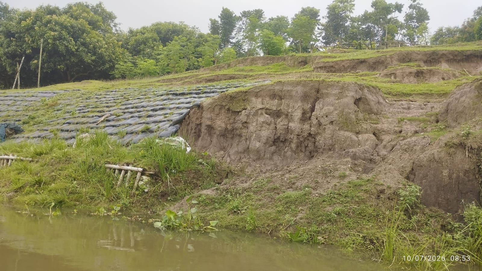 মহানন্দার গ্রাসে খানপুর, ভাঙন ঠেকাতে বোল্ডার বাঁধের দাবিতে গণস্বাক্ষর