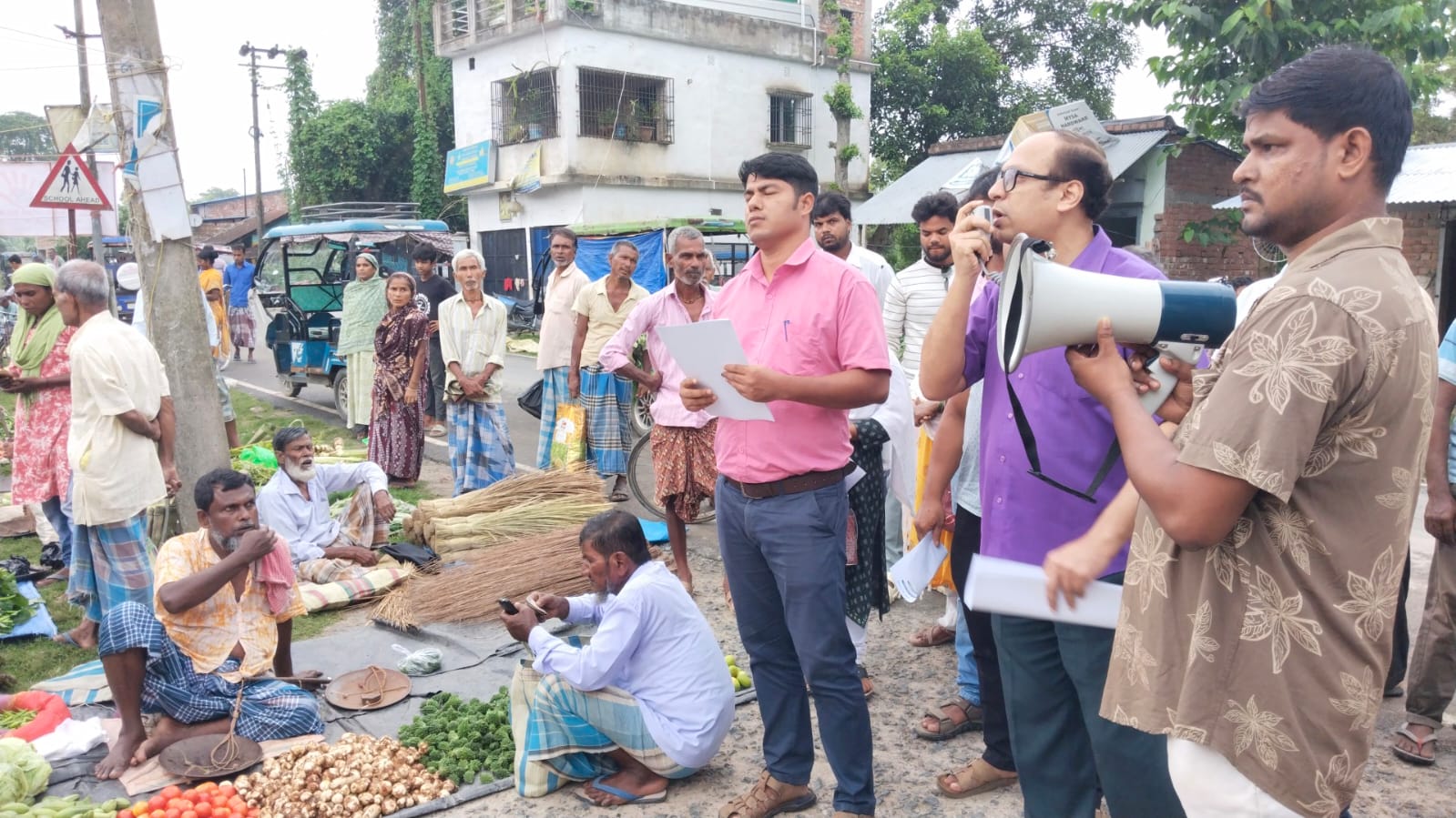 নিজের গণনা নিজেই করুন— মালতীপুর হাটে মাইকিং করে সচেতন করলেন বিডিও