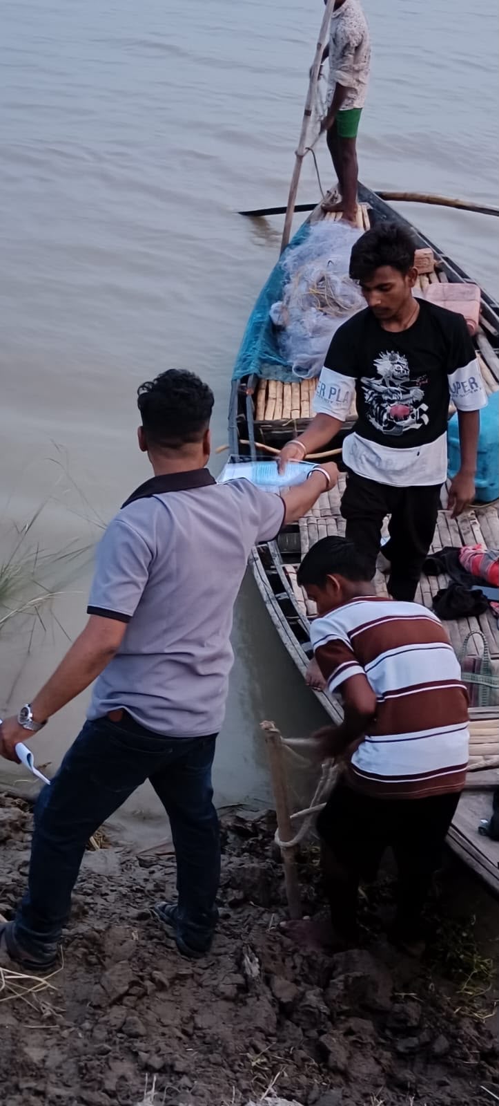 গঙ্গায় ইলিশ রক্ষায় মাঠে জেলা প্রশাসন, ফারাক্কা ব্যারাজ সংলগ্ন এলাকায় সচেতনতা অভিযান