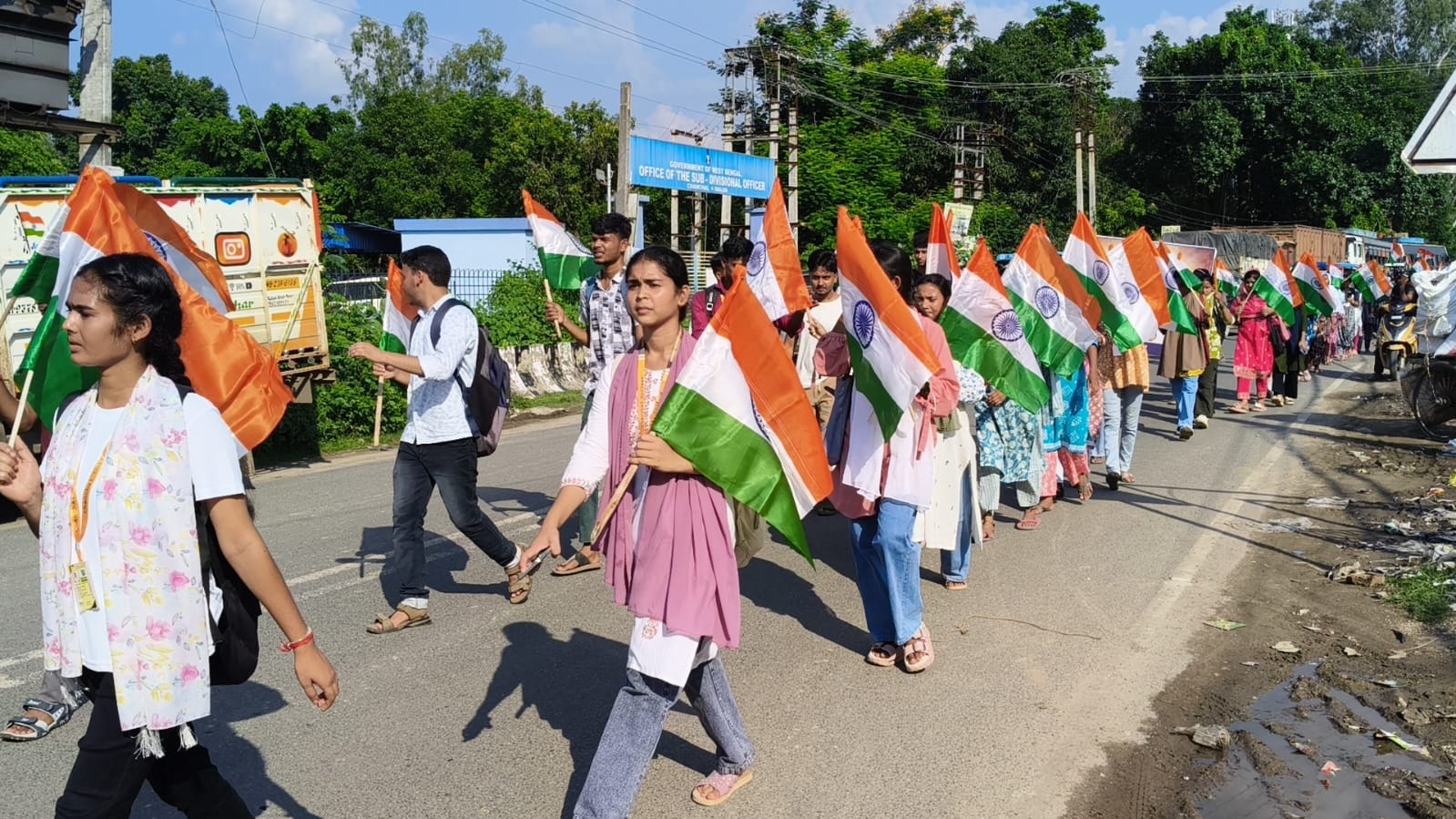 চাঁচলে তিরঙ্গা যাত্রা, ‘বন্দে মাতরম’ ধ্বনিতে মুখরিত রাজপথ, সামিল মহকুমাশাসক, বিচারক, পড়ুয়ারা