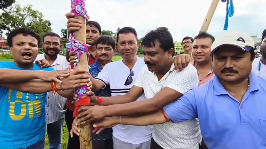 কর্মসংস্থানের বার্তা দেবে চাঁচল মৈত্রী সংসদের পুজো, খুঁটি পুজোয় শুরু মণ্ডপ তৈরির তোড়জোড়