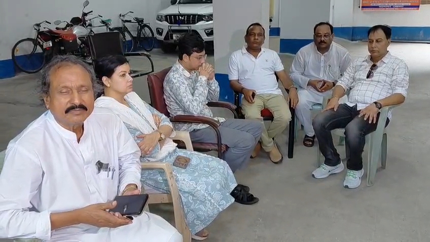 ২৪ জনের সমর্থনে অনাস্থা, এরপর কি, মালদহ জেলা পরিষদকে ঘিরে জল্পনা তুঙ্গে