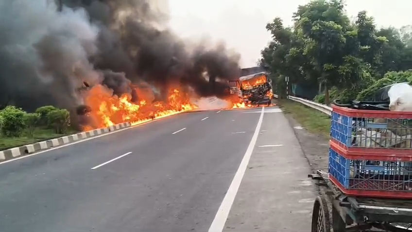 গাজলের অহোরায় ১২ নম্বর জাতীয় সড়কে লরিতে ভয়াবহ আগুন, বন্ধ যান চলচল