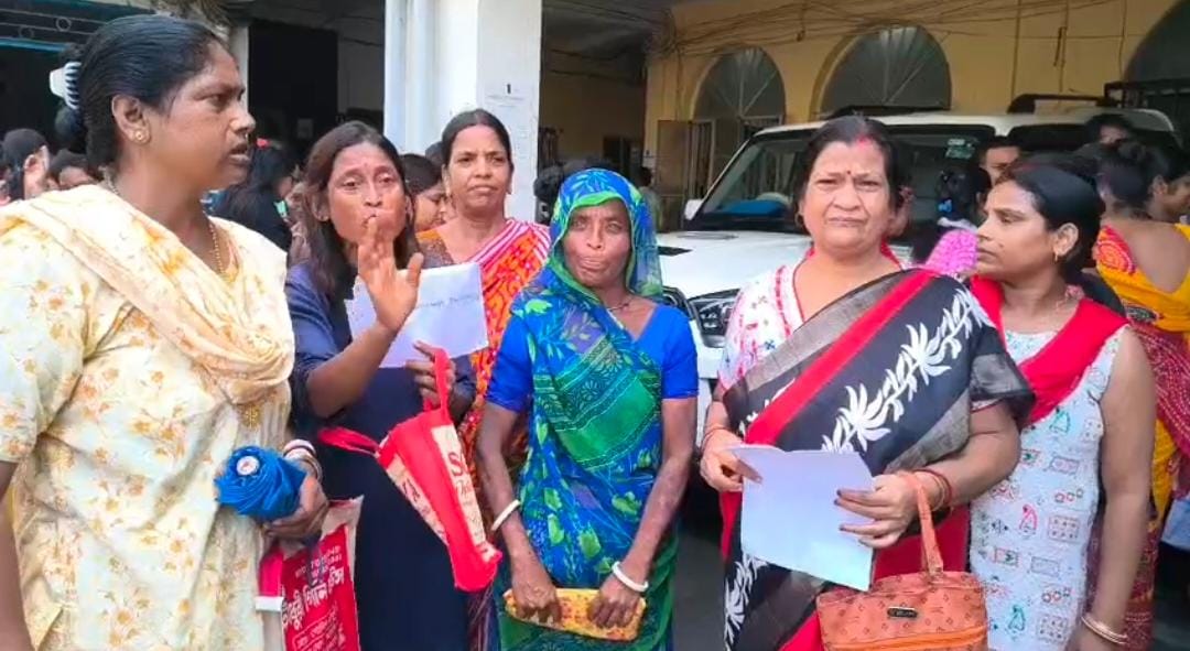অন্নপূর্ণার টাকা না পেয়ে ইংলিশবাজার পুরসভায় শতাধিক মহিলার বিক্ষোভ