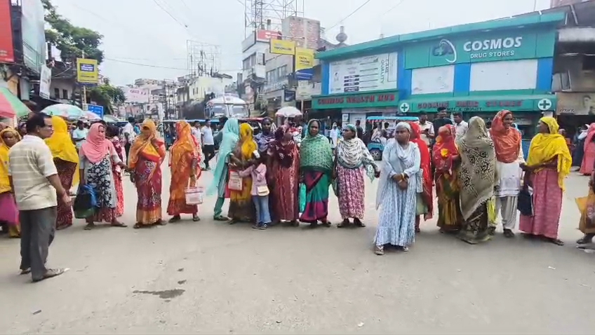 চাঁচলে অন্নপূর্ণার টাকা না মেলায় জাতীয় ও রাজ্য সড়ক অবরোধ, বিক্ষোভ মহিলাদের