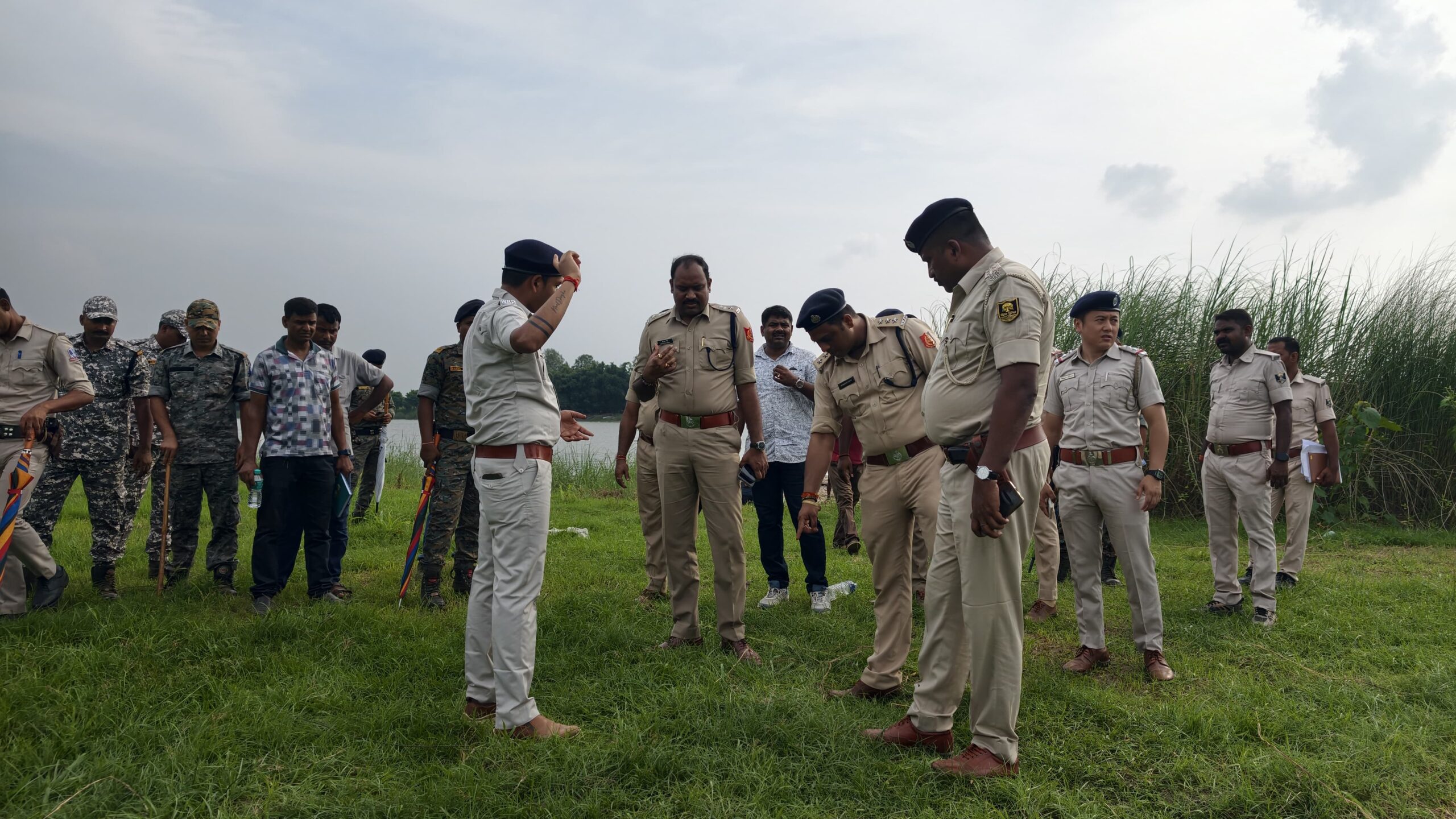 ঘাস কাটতে গিয়ে মহিলা খুনের ঘটনায় নিহতের বাড়িতে পুলিশ সুপার, বিহারে ঘটনাস্থল খতিয়ে দেখল দুই রাজ্যের পুলিশ