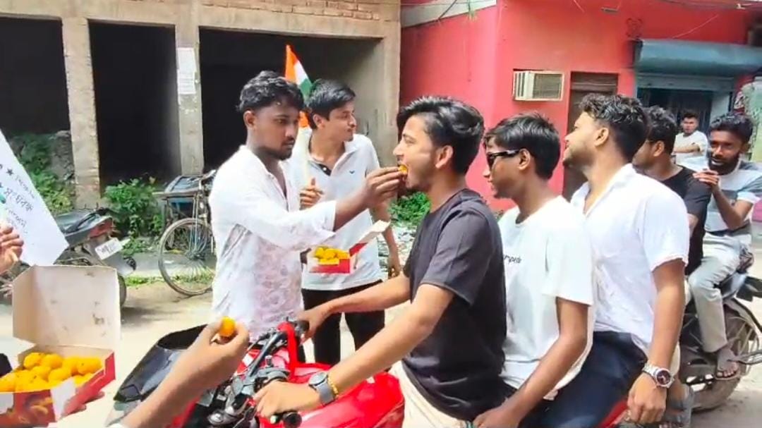 চাঁচলে ছাত্র পরিষদের প্রতিষ্ঠা দিবস পালন, পতাকা উত্তোলনের পর লাড্ডু বিতরণ