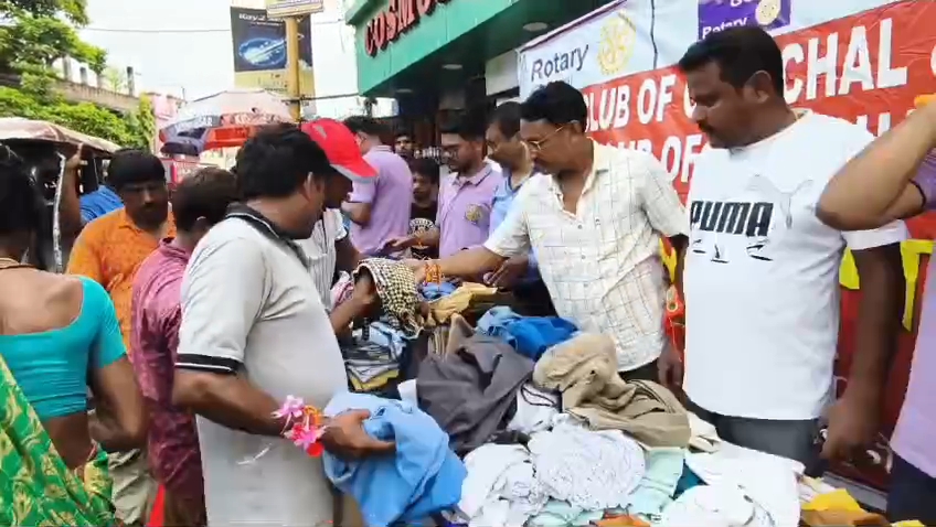 রাখির বন্ধনে সম্প্রীতির বার্তা, পোশাক ও খাবার বিলি চাঁচল রোটারি ক্লাবের