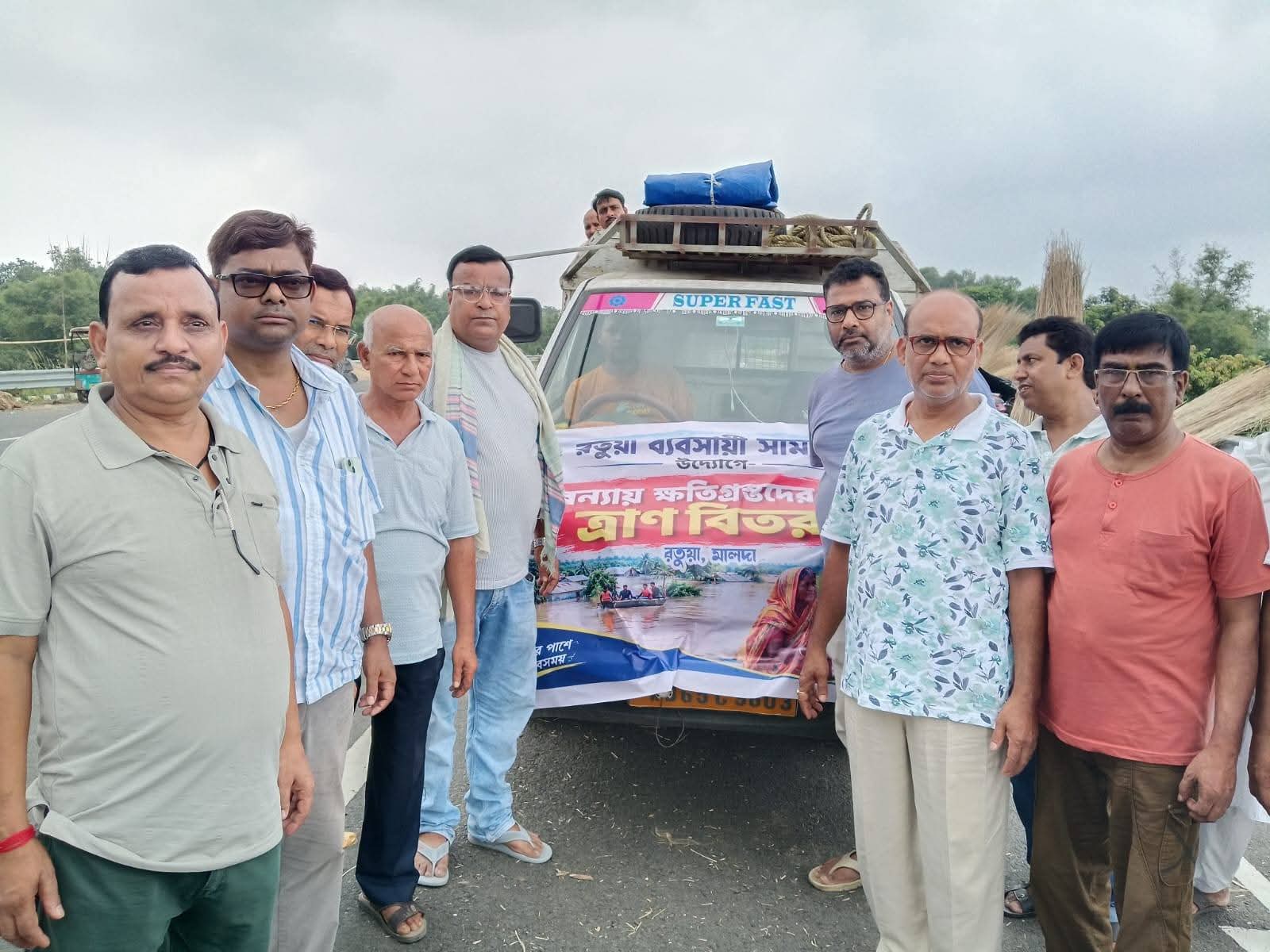 জলবন্দি ১২৫ পরিবারের পাশে রতুয়া ব্যবসায়ী সমিতি, মিলল খাদ্যসামগ্রী ও শিশুখাদ্য
