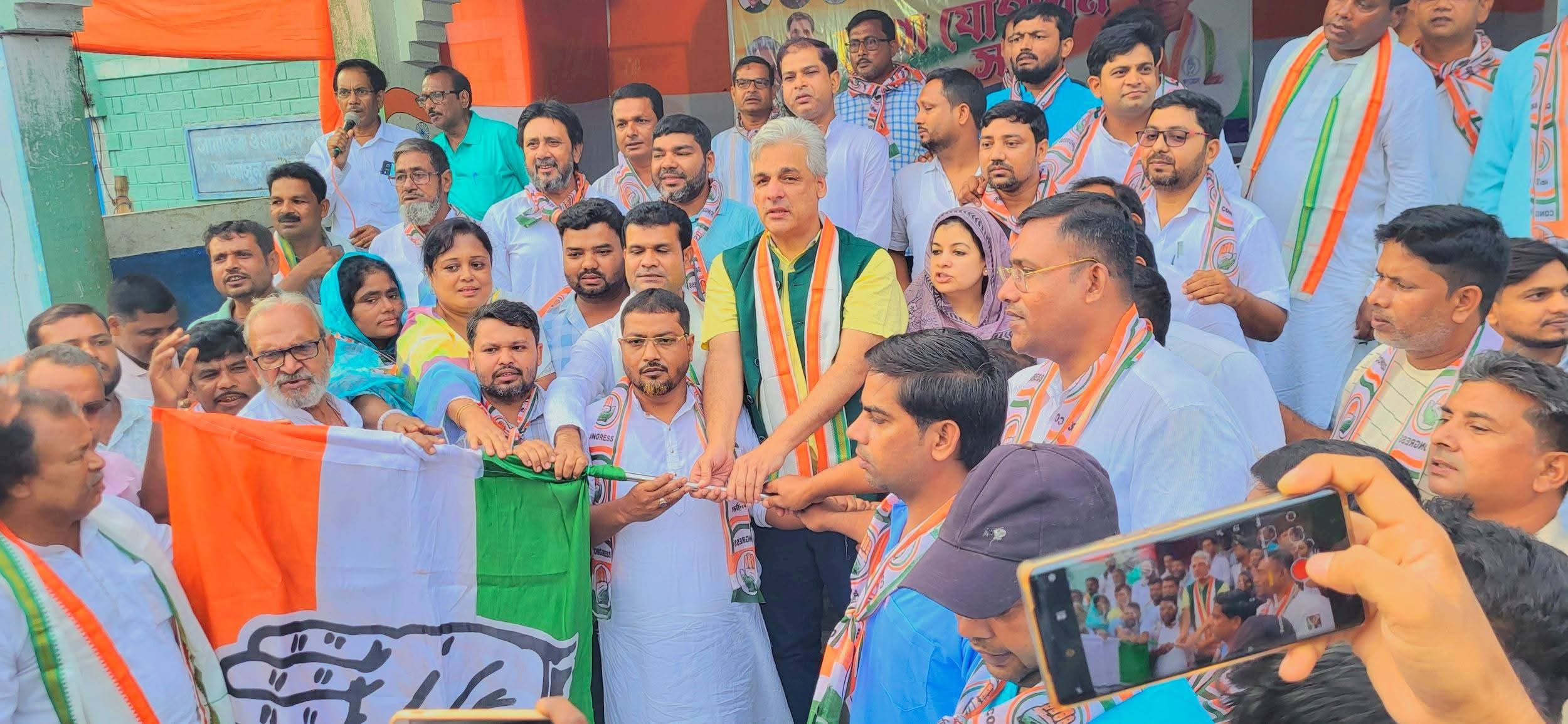 ফের তৃণমূলের ঘর ভাঙল, রতুয়া গ্রাম পঞ্চায়েতে তৃণমূল ছেড়ে কংগ্রেসে ১২ সদস্য