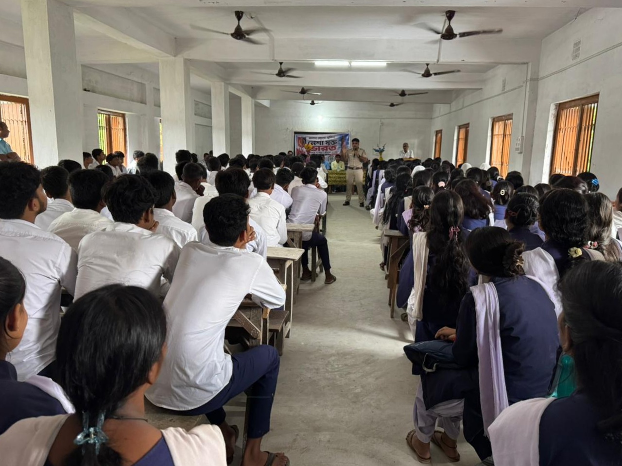 নেশামুক্ত সমাজ গড়ার বার্তা, রতুয়ার সামসি এগ্রিল ও ভালুকা আরএমএম বিদ্যাপীঠে পুলিশের সচেতনতা শিবির