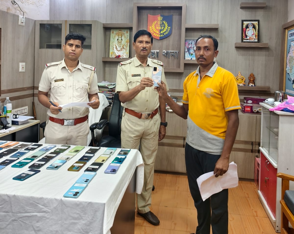 হারানো মোবাইল ফিরিয়ে দিল পুলিশ, রতুয়ায় ৬০ মালিকের মুখে হাসি