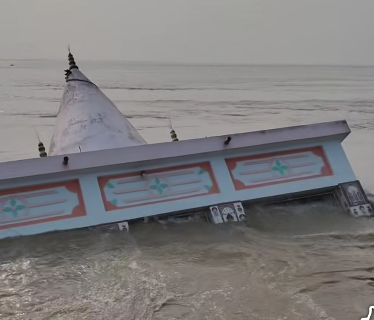 ভাঙনের গ্রাসে শেষ রক্ষা হল না, জলে তলিয়ে গেল মুলিরামটোলার শিবমন্দির