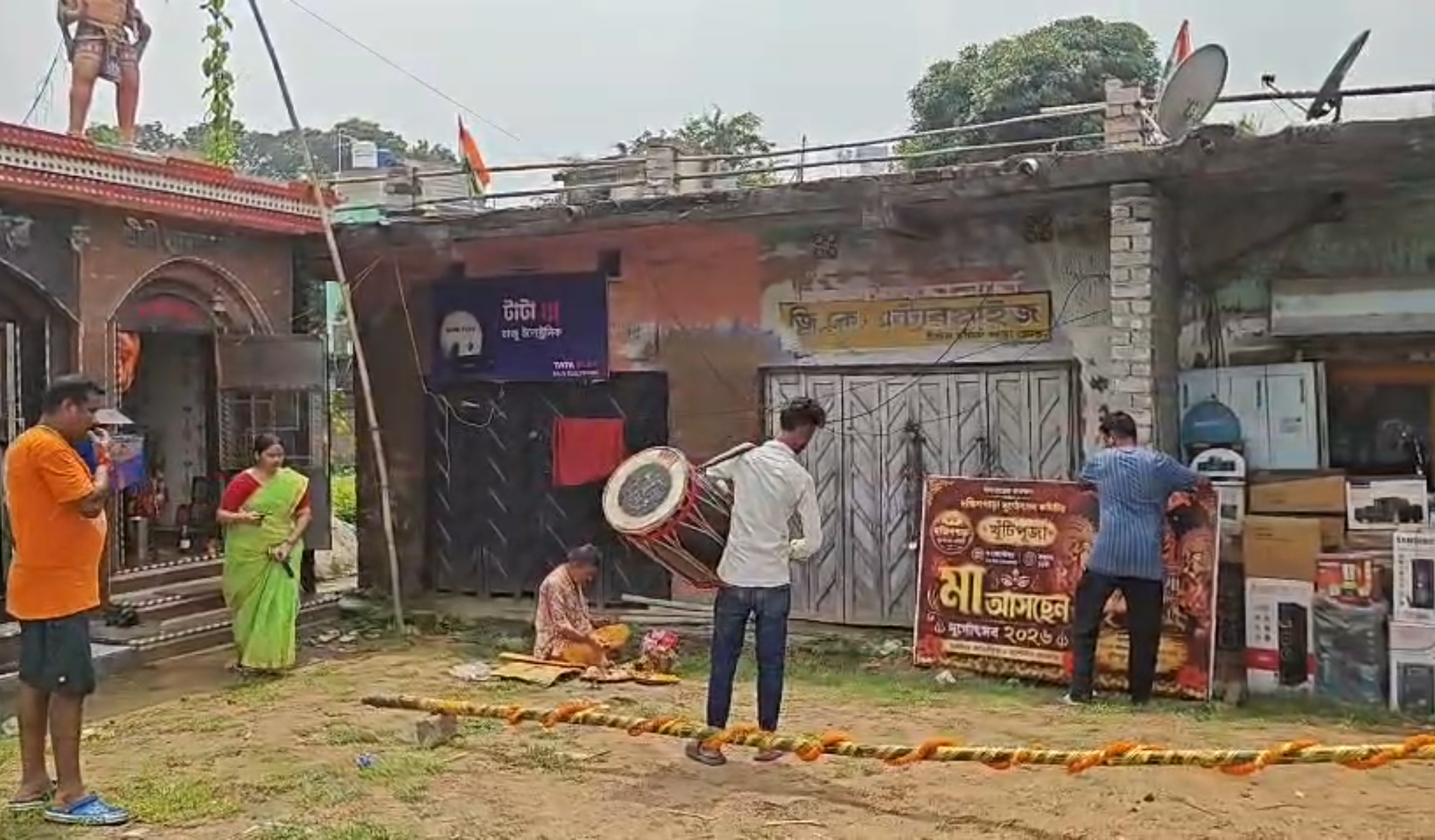 কাশফুলের দোল, শরতের আকাশে আগমনী সুর, চাঁচল দক্ষিণপাড়ায় খুঁটি পুজোয় শুরু দুর্গোৎসবের প্রস্তুতি
