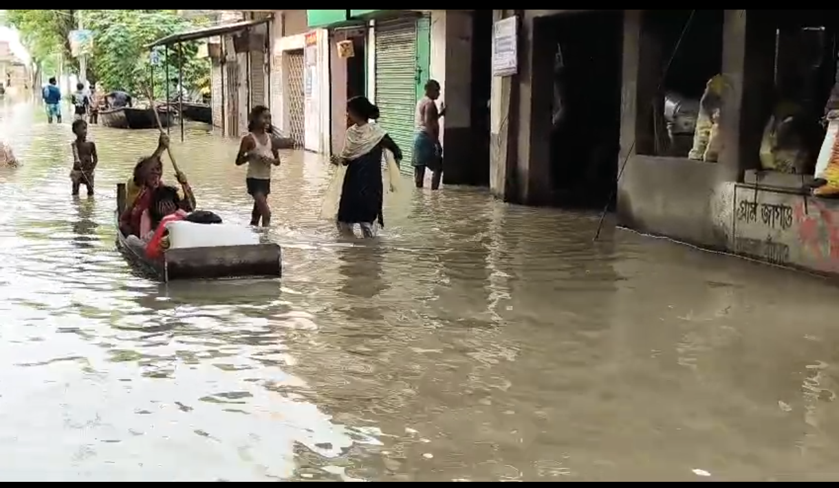 গঙ্গার গ্রাসে ভুতনি, জলবন্দি ১৫ হাজারের বেশি মানুষ, হাহাকার এলাকায়