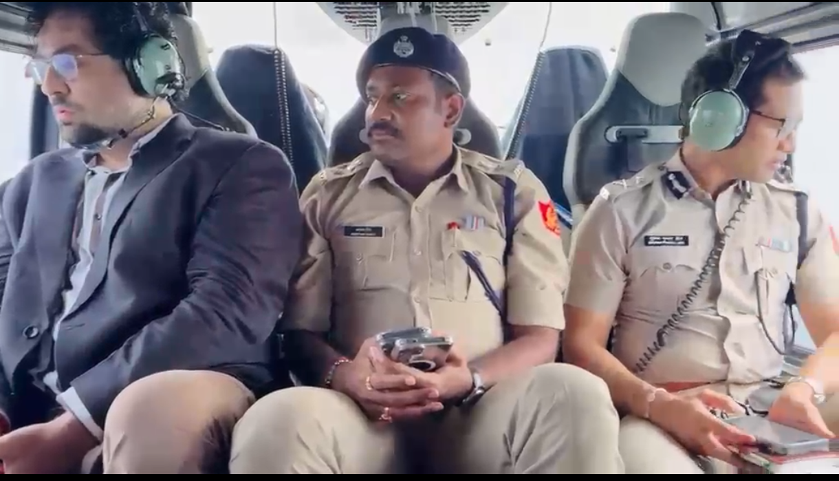 বন্যার জলে ঘরবাড়ি, আকাশপথে পরিস্থিতি দেখতে মানিকচক-রতুয়ায় প্রশাসনের শীর্ষ কর্তারা