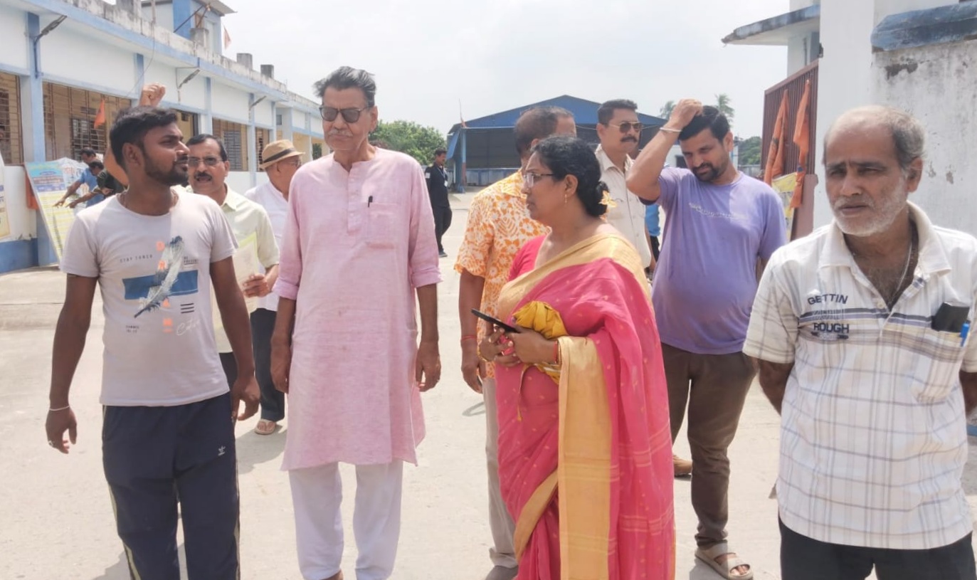 চাঁচলের কলিগ্রাম এনবিএসটিসির ডিপো থেকে পর্যাপ্ত বাসের দাবি, স্মারকলিপি স্থানীয়দের