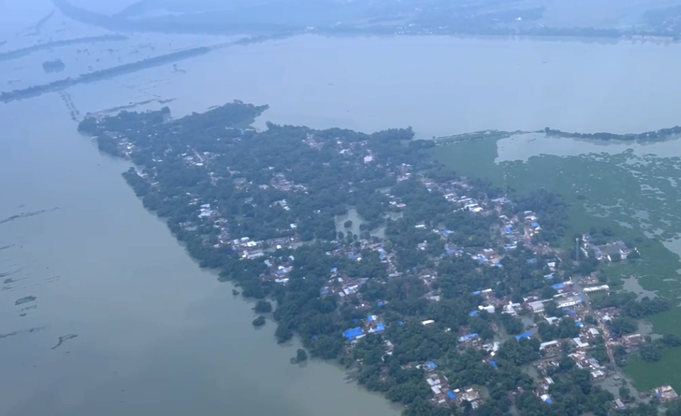 মালদার জলবন্দি ভূতনিতে ‘শেষ মাইল’ পর্যন্ত ত্রাণ, দুর্গত মানুষের পাশে প্রশাসন