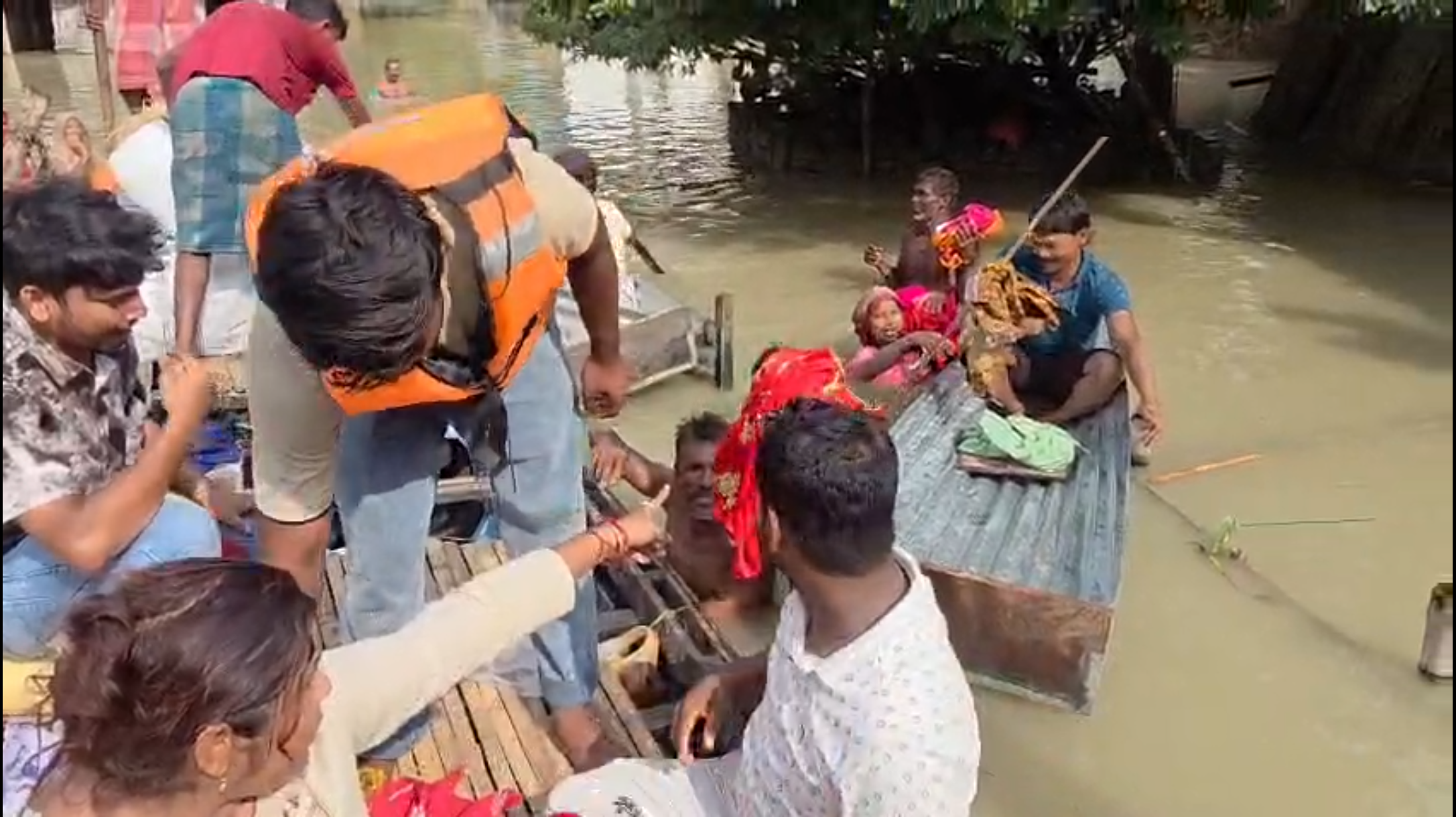 মালদার ভূতনির বন্যাদুর্গতদের পাশে শিলিগুড়ির ইউনিক ফাউন্ডেশন, ৫০০ পরিবারের হাতে ত্রাণ