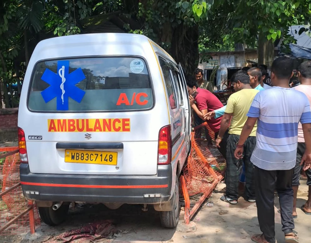 অ্যাম্বুলেন্সে ‘টেস্ট ড্রাইভ’, নিয়ন্ত্রণ হারিয়ে পিষে দিলেন ল্যাবকর্মীকে! হরিশ্চন্দ্রপুর হাসপাতালে চাঞ্চল্য