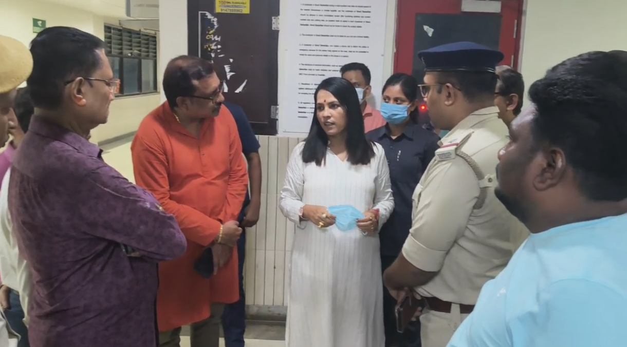 আচমকা মালদা মেডিক্যালে স্বাস্থ্য প্রতিমন্ত্রী, পরিষেবা খতিয়ে দেখে দিলেন একাধিক নির্দেশ