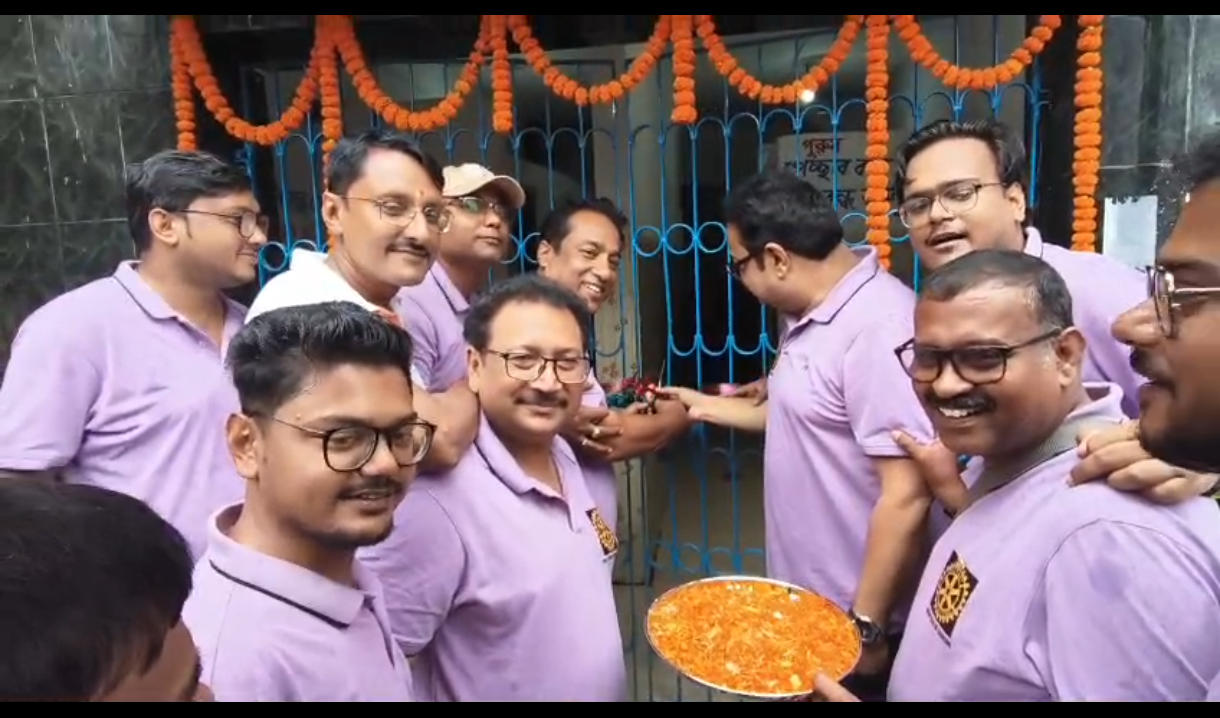 জরাজীর্ণ শৌচালয় সংস্কার করে ফের চালু, চাঁচল বাজারে রোটারি ক্লাবের উদ্যোগ