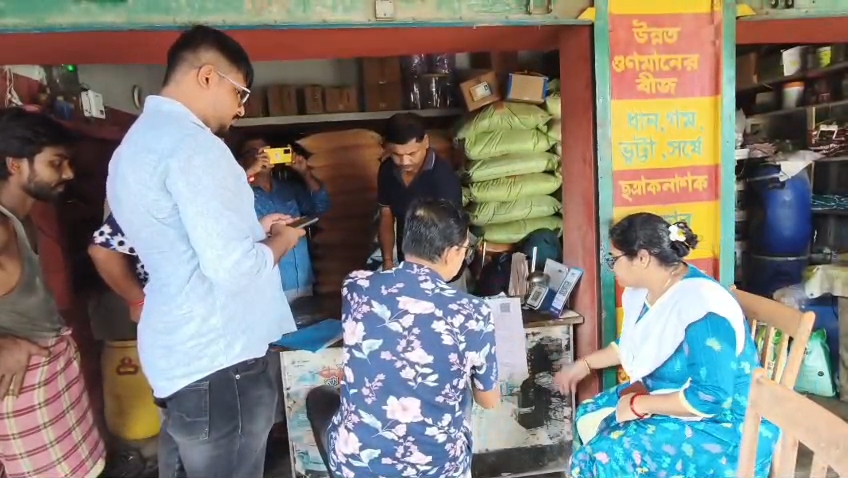 সারের কালোবাজারি রুখতে চাঁচলে প্রশাসনের অভিযান, ব্যবসায়ীকে শোকজ
