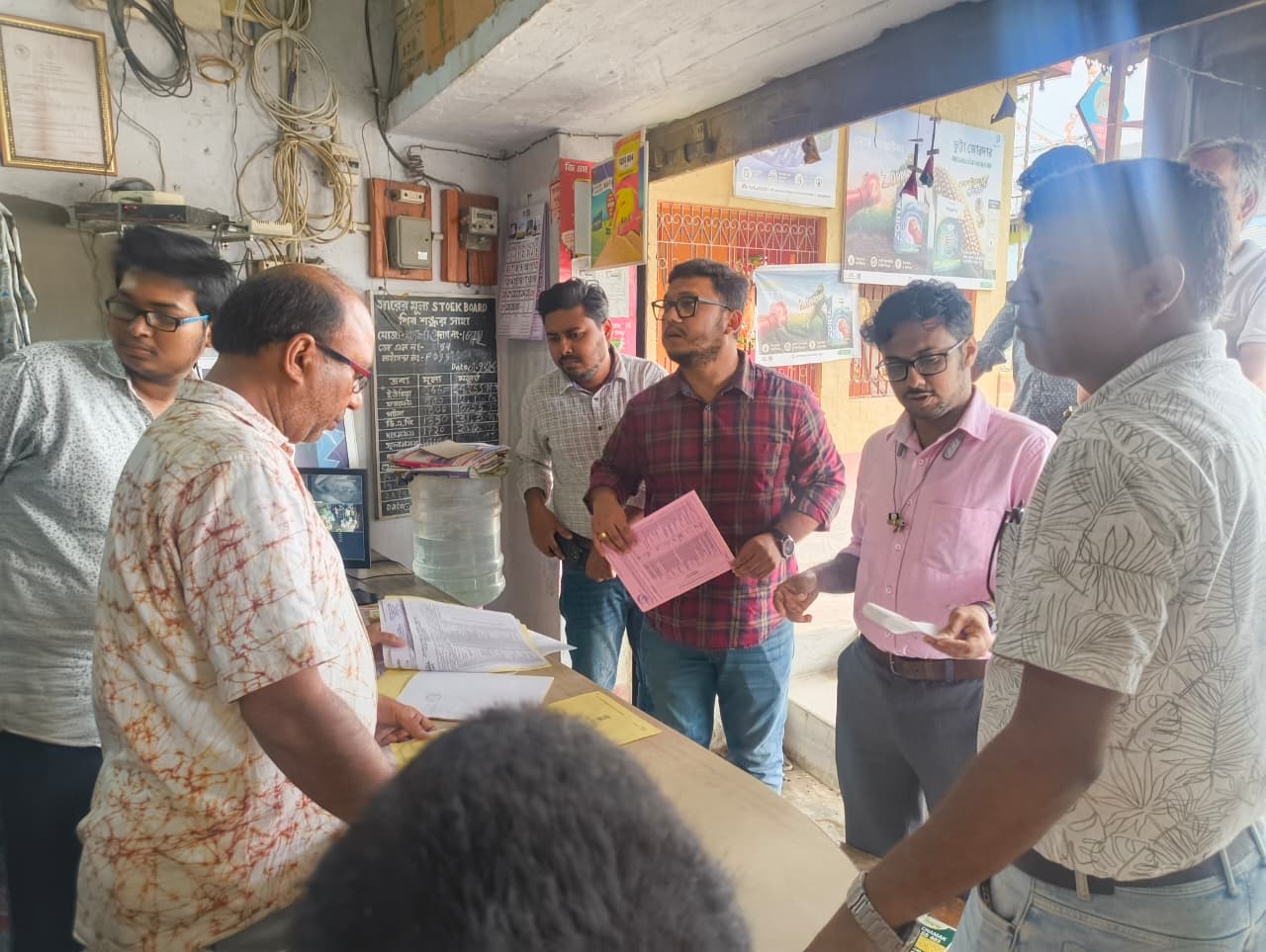 সারের কালোবাজারি রুখতে হরিশ্চন্দ্রপুরে প্রশাসনের হানা, ব্যবসায়ীকে শোকজ