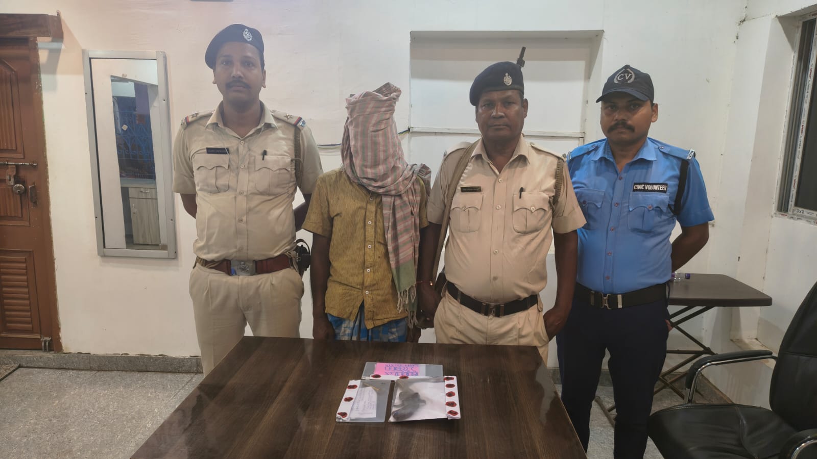 বাড়িতে তল্লাশি, পাইপগান-গুলি উদ্ধার; রতুয়ায় গ্রেফতার প্রৌঢ়