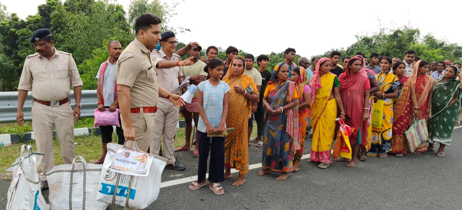 বন্যার জলে ঘরবাড়ি, মালদার রতুয়ার মহানন্দাটোলায় ত্রাণ পৌঁছে দিচ্ছে পুলিশ প্রশাসন