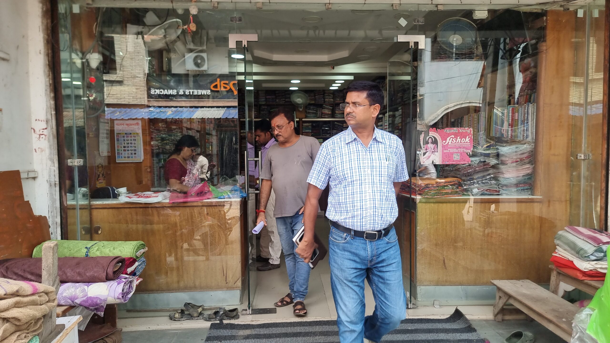 চাঁচলে দোকানে দোকানে শ্রম দফতরের অভিযান, কম মজুরি দিলে কড়া ব্যবস্থা