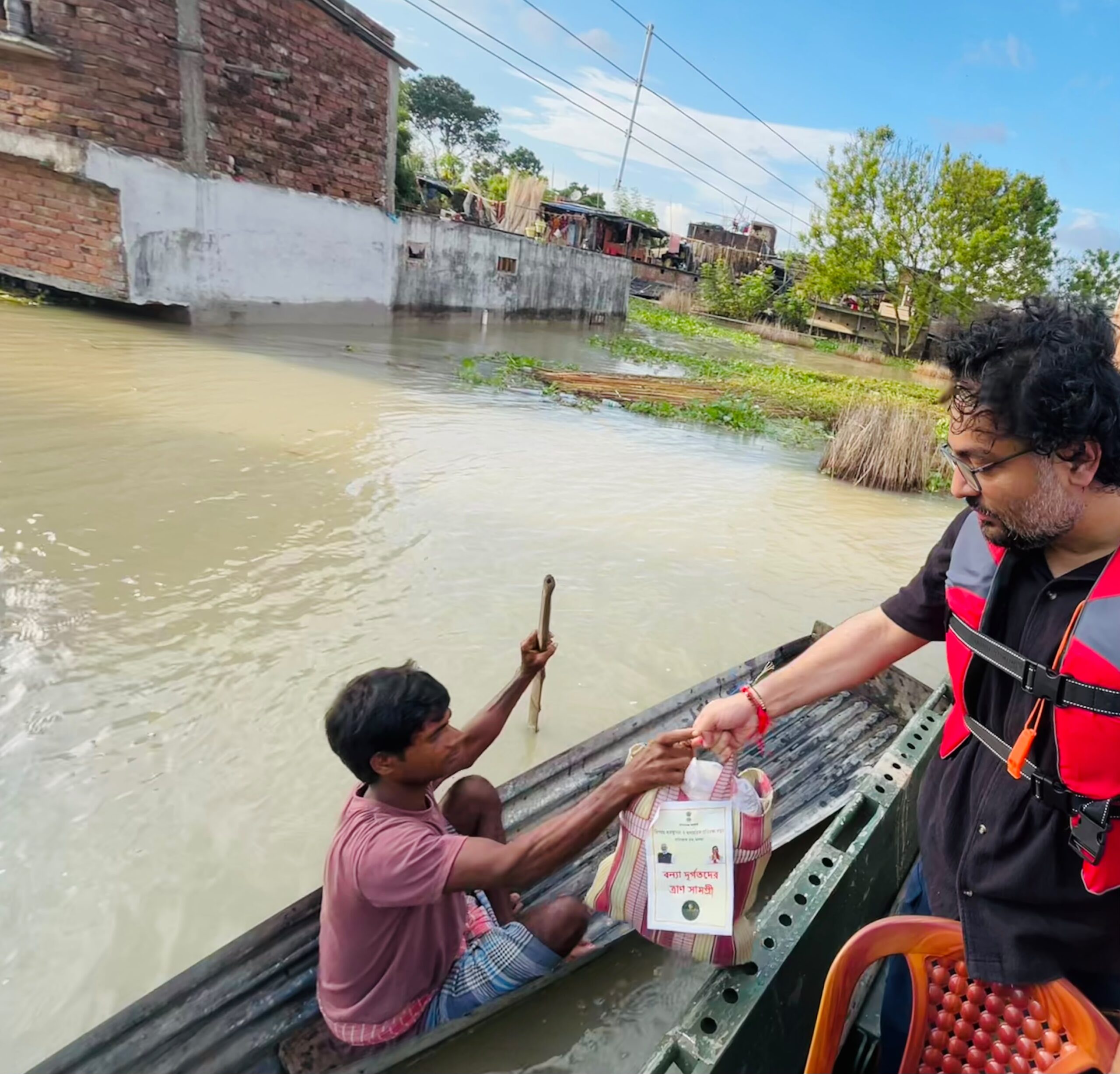 জলবন্দি মালদহের ভুতনি, নৌকায় চেপে দুর্গতদের পাশে প্রশাসন