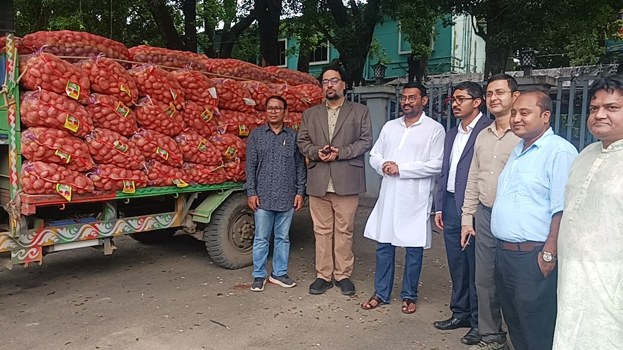 ভূতনির বানভাসি মানুষের পাশে প্রশাসন-ব্যবসায়ী মহল, তিন ট্রাকে ত্রাণ পৌঁছল মানিকচকে