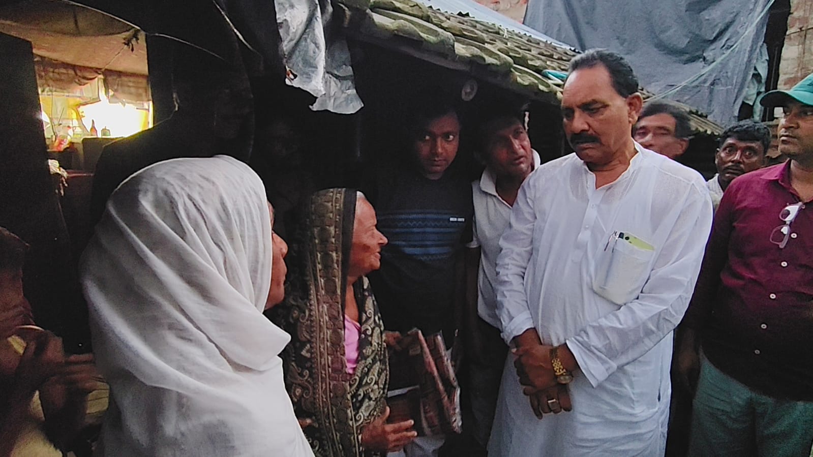 ‘কোন নেতা ঘরে বসে আছেন জানি না, মানুষের পাশে ছিলাম, আছি, থাকব’, দুর্গত পরিবারের পাশে দাঁড়িয়ে ত্রাণ বললেন মালতীপুরের বিধায়ক রহিম বক্সী