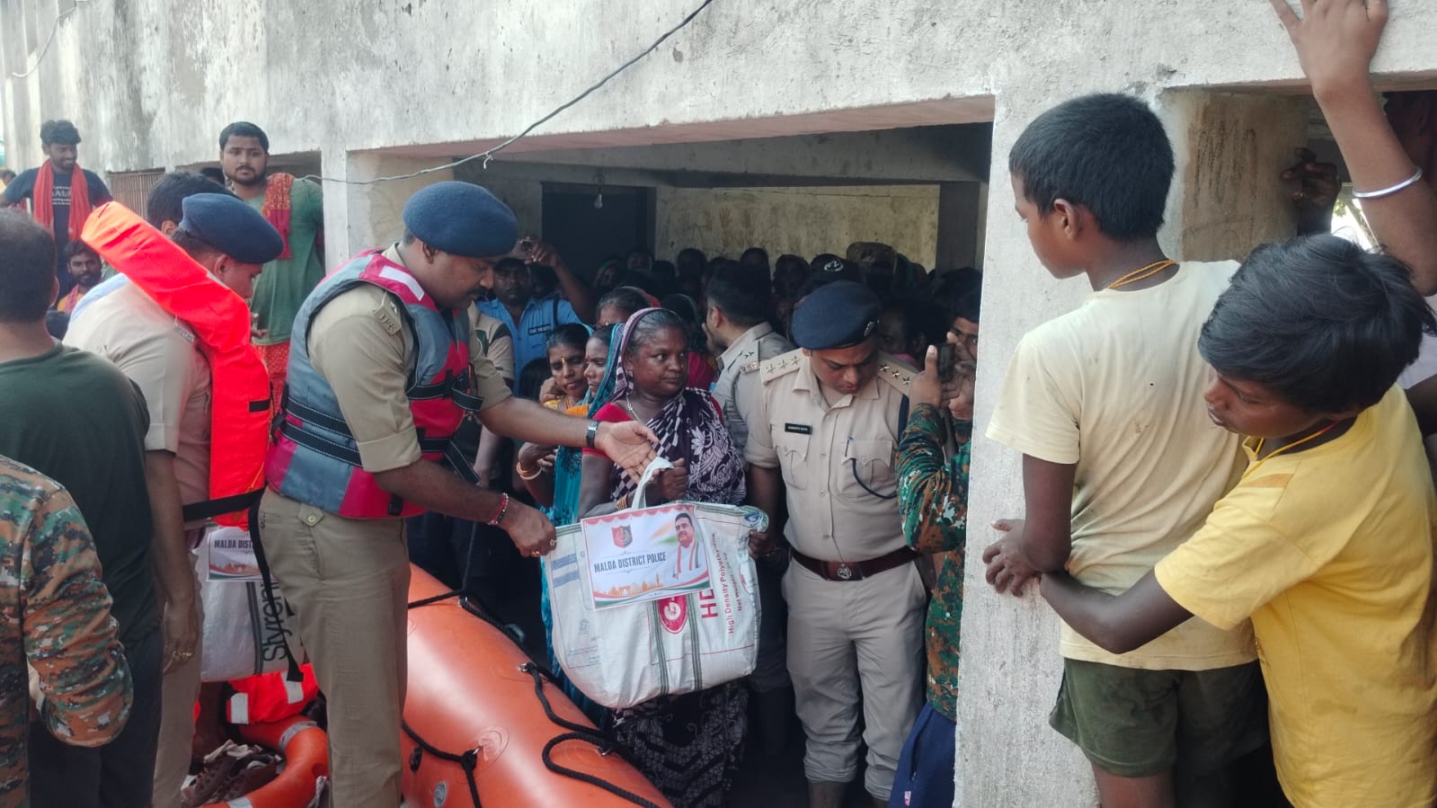 মুখ্যমন্ত্রীর নির্দেশে রতুয়ায় বন্যাদুর্গতদের পাশে জেলা পুলিশ, ত্রাণ নিয়ে স্পিডবোটে দুর্গতদের দুয়ারে পুলিশ সুপার