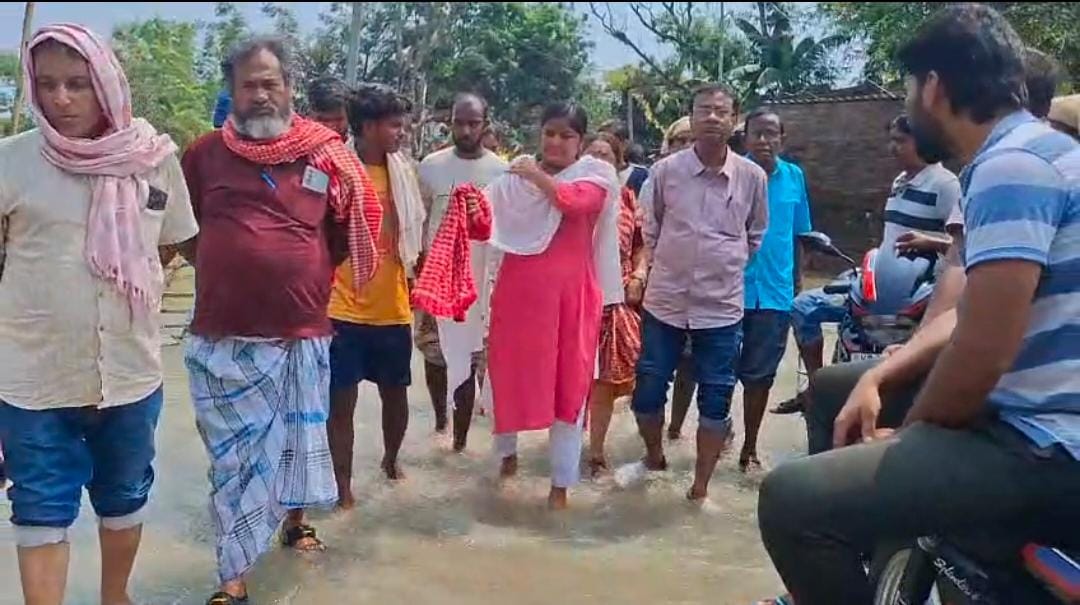 ভোটার তালিকা দেখে ত্রাণ! ভূতনিতে গিয়ে সরকারের বিরুদ্ধে বিস্ফোরক অভিযোগ মীনাক্ষীর