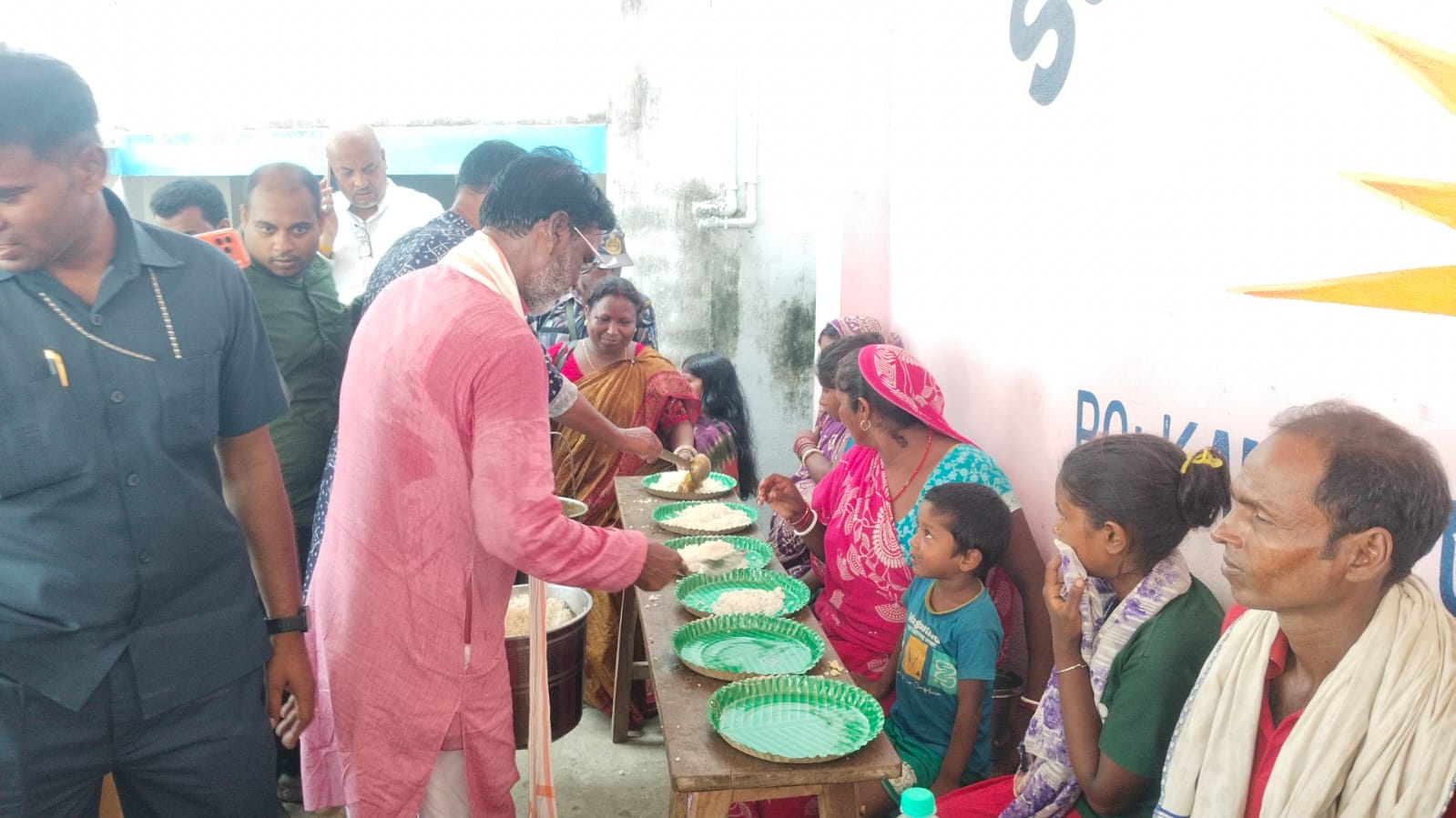 লঞ্চে বন্যা পরিদর্শন, ত্রাণ বিলি—রতুয়ায় খগেন মুর্মু, শিবিরে রান্না করে খাওয়ালেন সাংসদ-মন্ত্রী